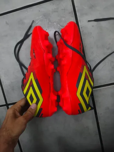 Chuteira de campo Umbro Action original!