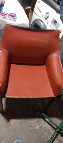 Poltrona de couro antiga  revestida e toda fechada com feche cler 