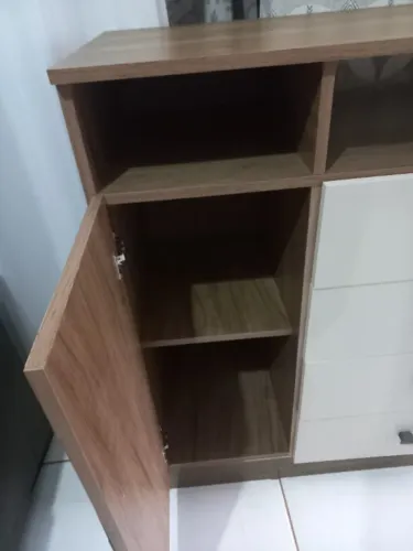 Vendo cômoda nova(2 meses de uso) 4 gavetas e 2 portas . Nova
