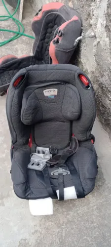 Vende-se 2 cadeirinha para carro preço bom 150