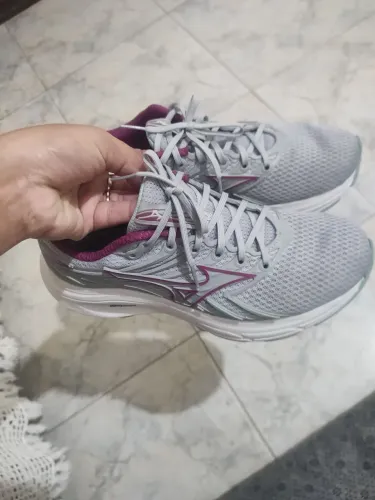 Mizuno esportivo semi novo 