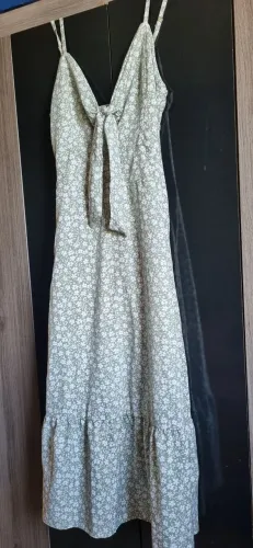 Vestido midi verde oliva col flores delicadas tamanho G