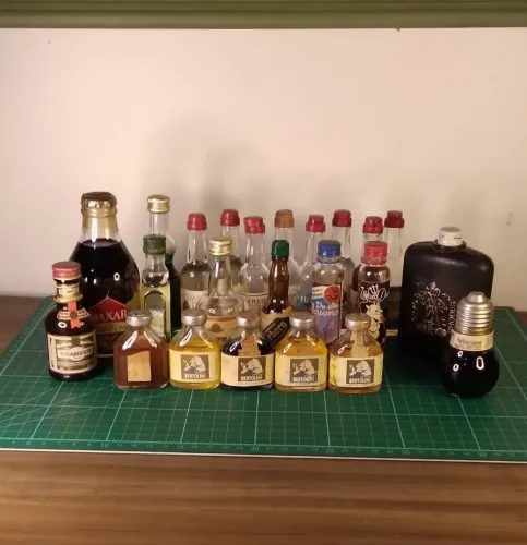 Coleção de mini garrafinhas souvenir 