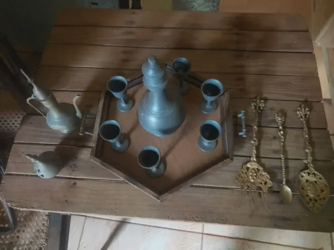 Antiguidades colecionáveis e ornamentais.