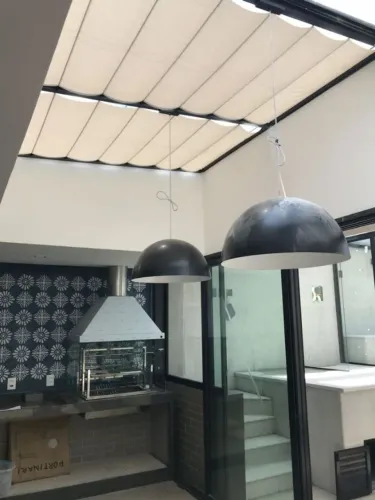 Cobertura romana de teto sob medida