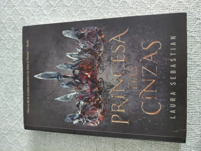 LIVRO PRINCEZA DAS CINZAS | LAURA SEBASTIAN | USADO
