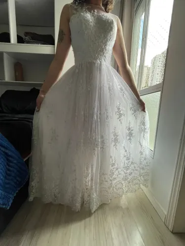 Vestido de noiva bordado com tule