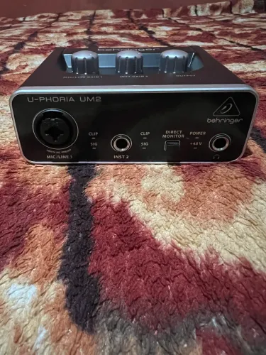 Interface de áudio BEHRINGER
