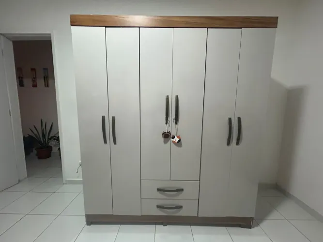 Guarda-roupa 6 portas 2 gavetas branco com amadeirado