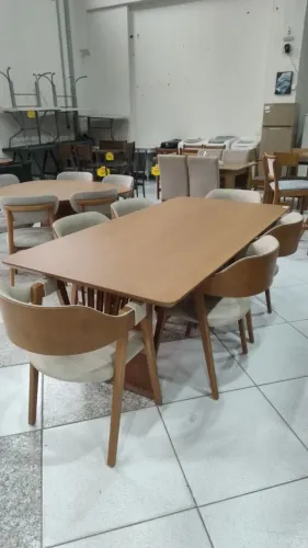 MESA RETANGULAR COM 6 CADEIRAS NOVA