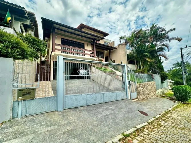 Casa dos sonhos no alto do Itaguaçu - 4 quartos, piscina aquecida e vista mar!