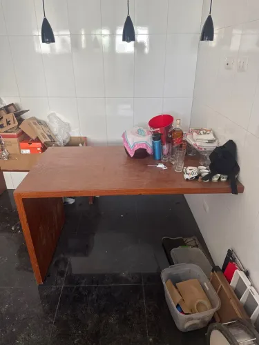 Mesa de madeira maciça de lei Cambará em ótimo estado de conservação