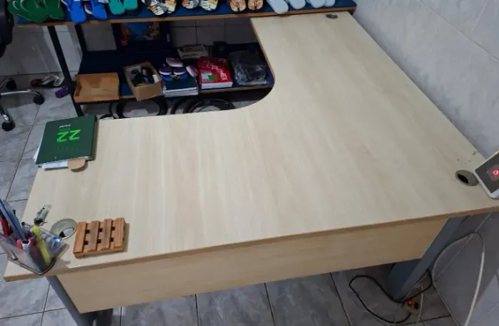 vendo mesa de escritório tam. 1,5m x 1,5m