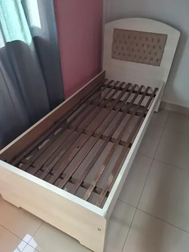 Par de cama de solteiro. Madeira e MDF. Cabeceira estofada
