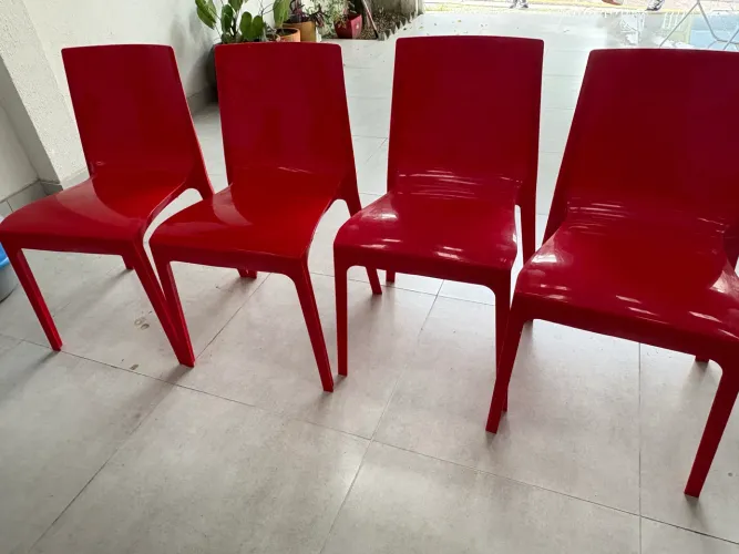 4 Cadeiras Vermelhas R$60 cada