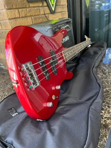 Baixo Washburn e Amplificador Meteoro