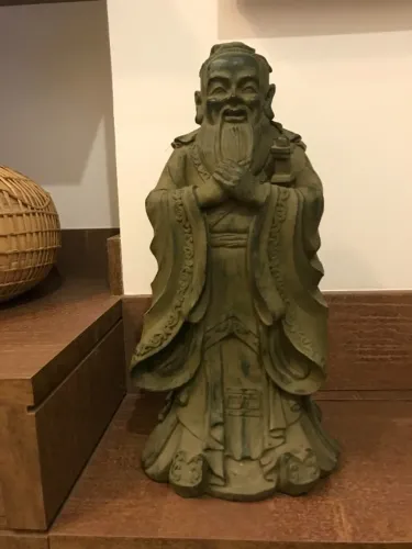 Estátua Sábio Chinês / Confúcio 39cm Pátina Verde Bronze