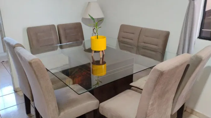 Mesa de vidro quadrado com 8 cadeiras