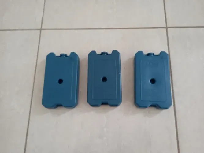 Gelo em gel 500 ml, 18 cmx 10cm 5 reais cada, retirar no JD Novo Mundo