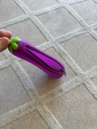 Estojo escolar de silicone em formato de berinjela