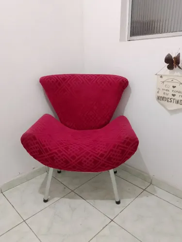 Poltrona vermelha semi-nova