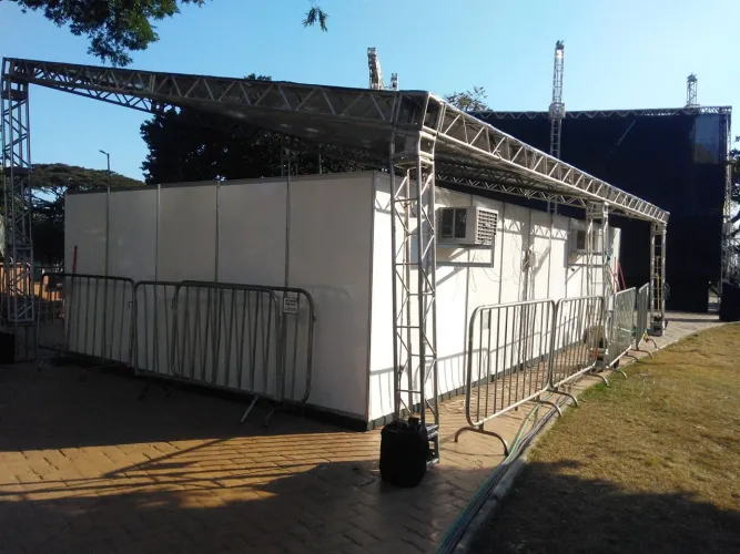 Vendo camarim 4X4 m, estruturado em octanorme de alumínio com placas de fórmica