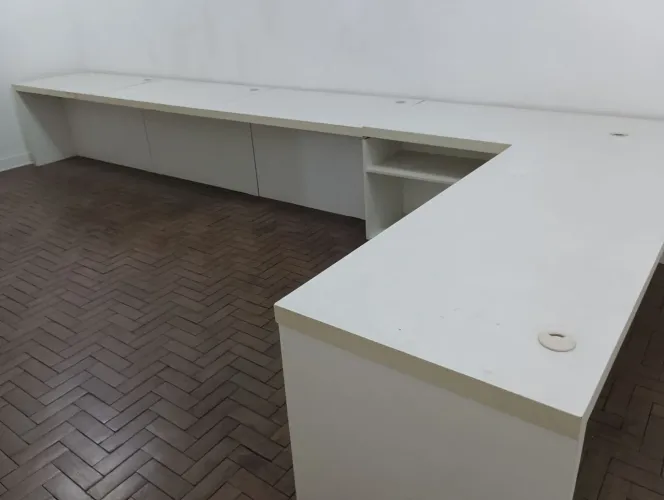 Mesa Balcão em L Branca de Madeira