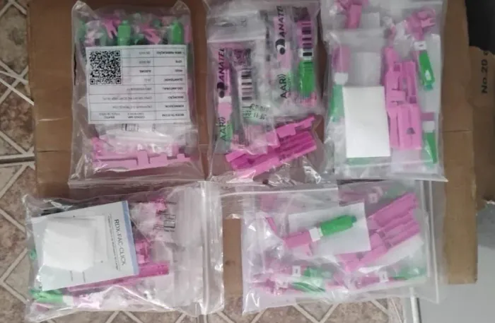 Conector de fibra ótica