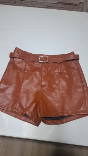 Vendo Short de couro sintético seminovo Tam G