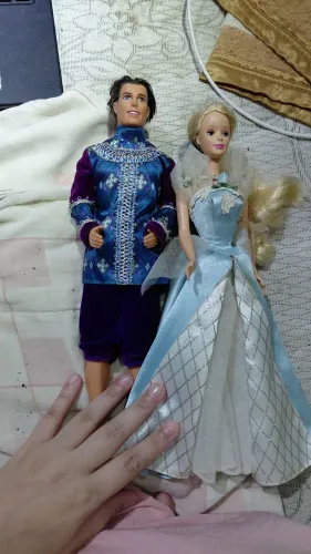 Boneca barbie bela adormecida que fecha os olhos e Ken!