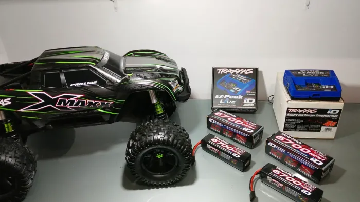 Automodelo Traxxas xmaxx 8s completa de tudo.