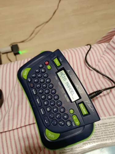 Rotulador Eletrônico Brother P-Touch PT-80,  com  7 bobinas zebradas 