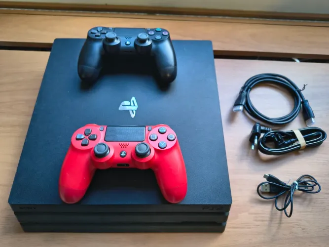 PS4 Pro + 2 controles + cabos (HDMI, força e USB)
