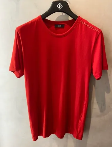 Camiseta vermelha masculina Forum logo em alto relevo ombro
