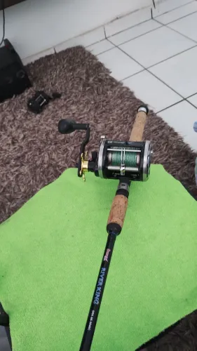 Carretilha redonda marine e vara sumax