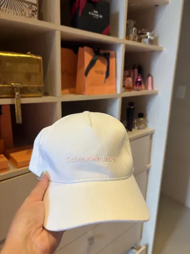 Boné Calvin Klein Jeans Branco Original aba Curva (Logo Rosa) Estado de Novo