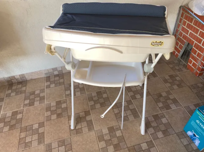 Banheira com suporte encosto para bebê e trocador Burigotto
