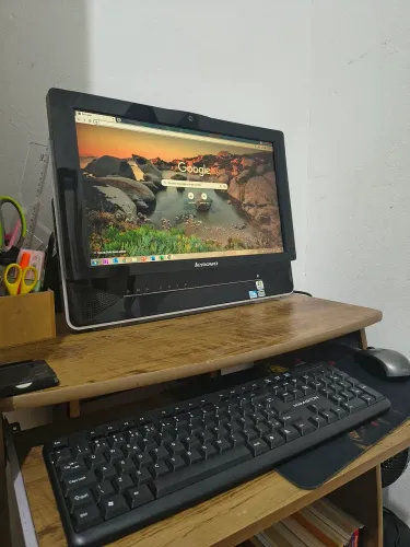 Computador Lenovo e Mesa Junto