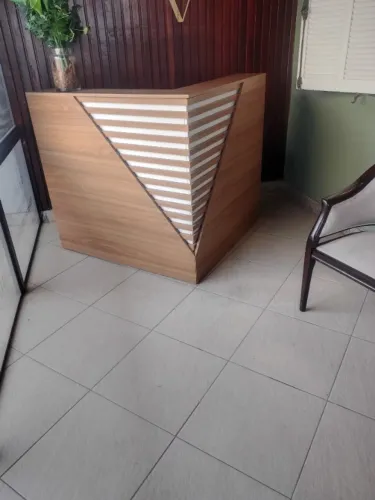 Balcão em MDF Amadeirado em V