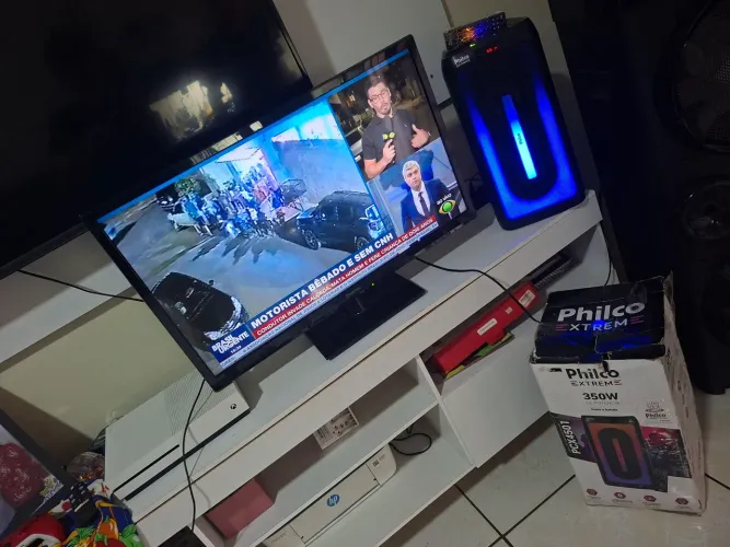 Vendo TV e caixa de som