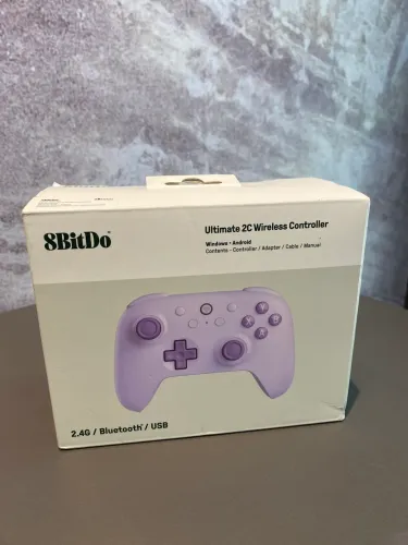 Controle sem fio 8BitDo Ultimate 2C na cor roxa.