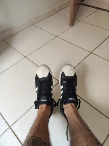 Tênis Adidas superstar tem 43