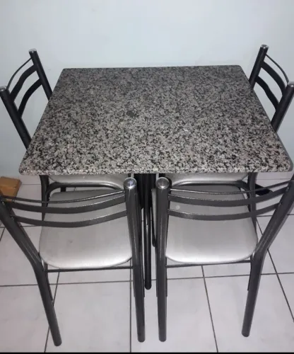 Mesa de granito 4 cadeiras 