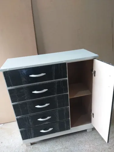 Vende se cômoda na cor preta