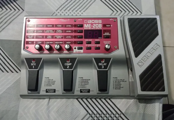 Pedaleira para contrabaixo Boss Me20b
