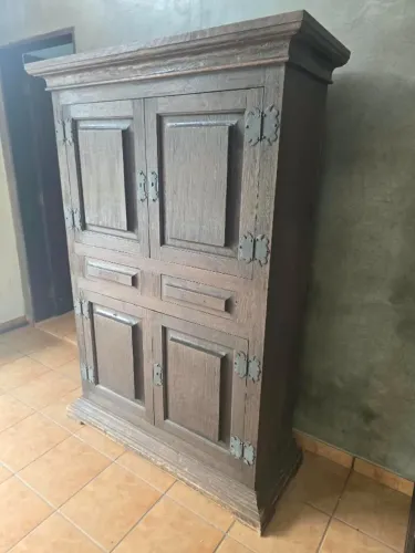 Cristaleira em madeira maciça