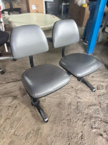 Vendo cadeiras e longarinas 