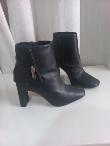 Bota tamanho 34 a R$ 100,00