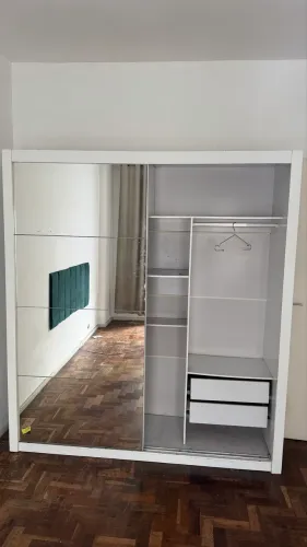 Guarda roupa branco com 2 portas de correr