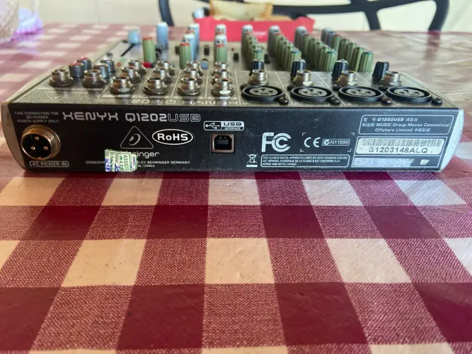 Mesa Behringer Xenyx Q1202 USB (NEGOCIANDO)